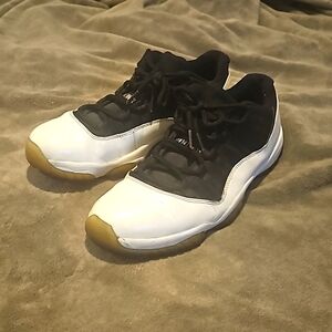 Air Jordan 11 Retro Low Tuxedo